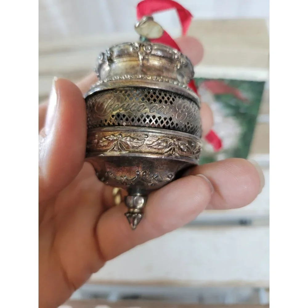 Hallmark silver stars Holly world‎ collection ornament as is